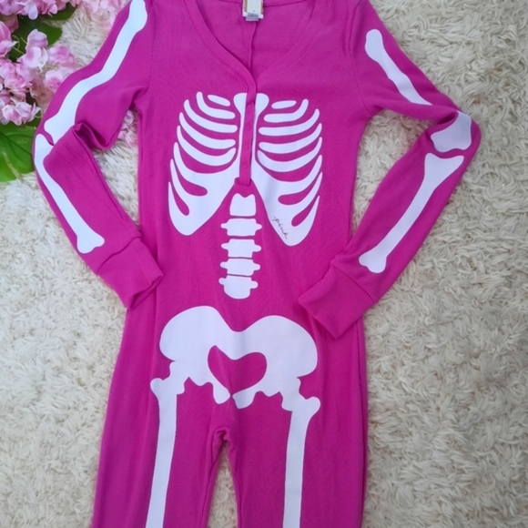 NEW XXL VS PINK Halloween Thermal Sleep Onesie in Berry pink Skeleton - Picture 4 of 4